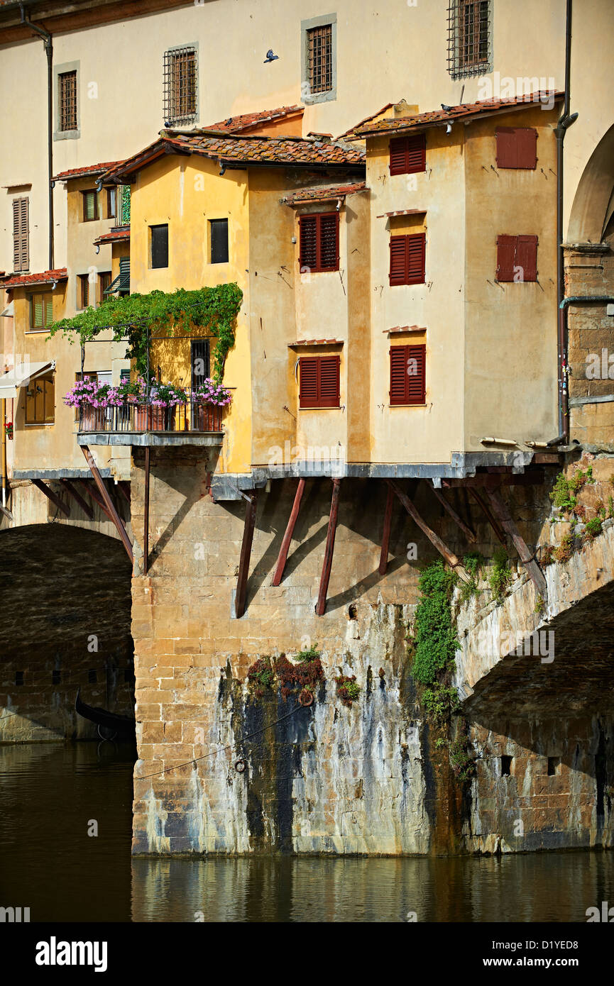Die mittelalterlichen der Ponte Vecchio ("alte Brücke") überqueren den Fluss Arno im Hiostoric Zentrum von Florenz, Italien Stockfoto