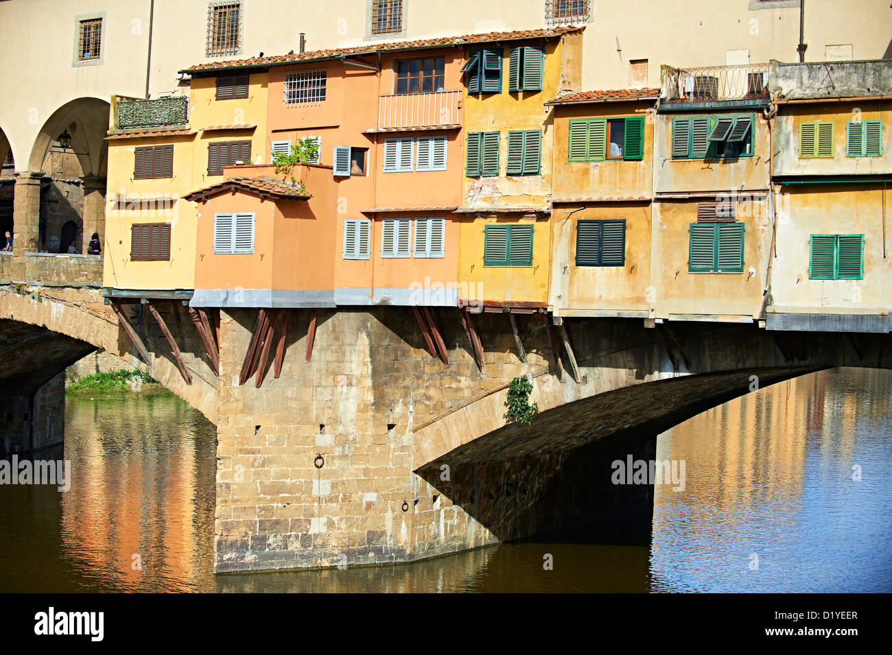 Die mittelalterlichen der Ponte Vecchio ("alte Brücke") überqueren den Fluss Arno im Hiostoric Zentrum von Florenz, Italien Stockfoto