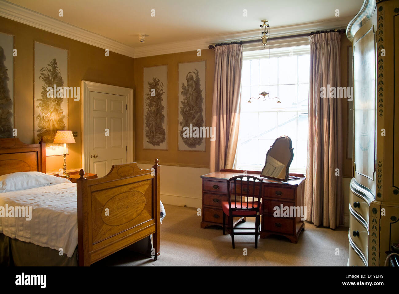 Gäste-Schlafzimmer mit original Dekor und Armaturen in West Dean College, Chichester, West Sussex, UK Stockfoto