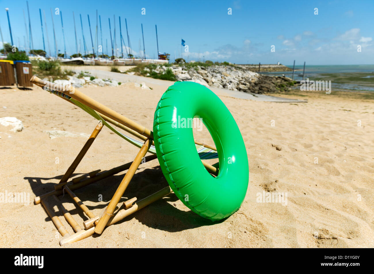 leere Strandkorb mit aufblasbaren Spielzeug auf Insel d'Oleron  Stockfotografie - Alamy