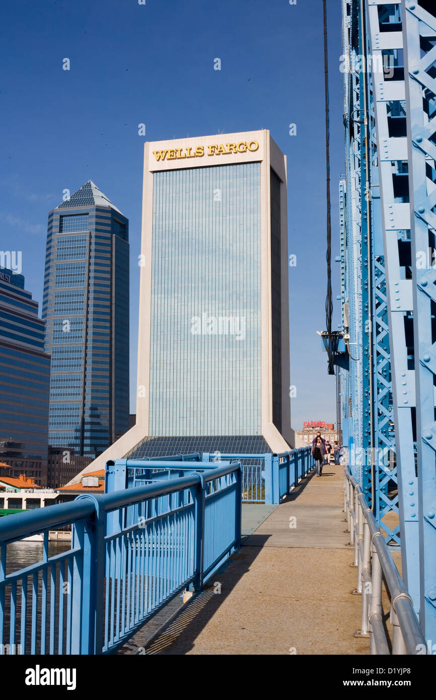 Wells Fargo Gebäude von der Main Street (John T. Alsop Jr.) Brücke in die Innenstadt von Jacksonville Florida Stockfoto