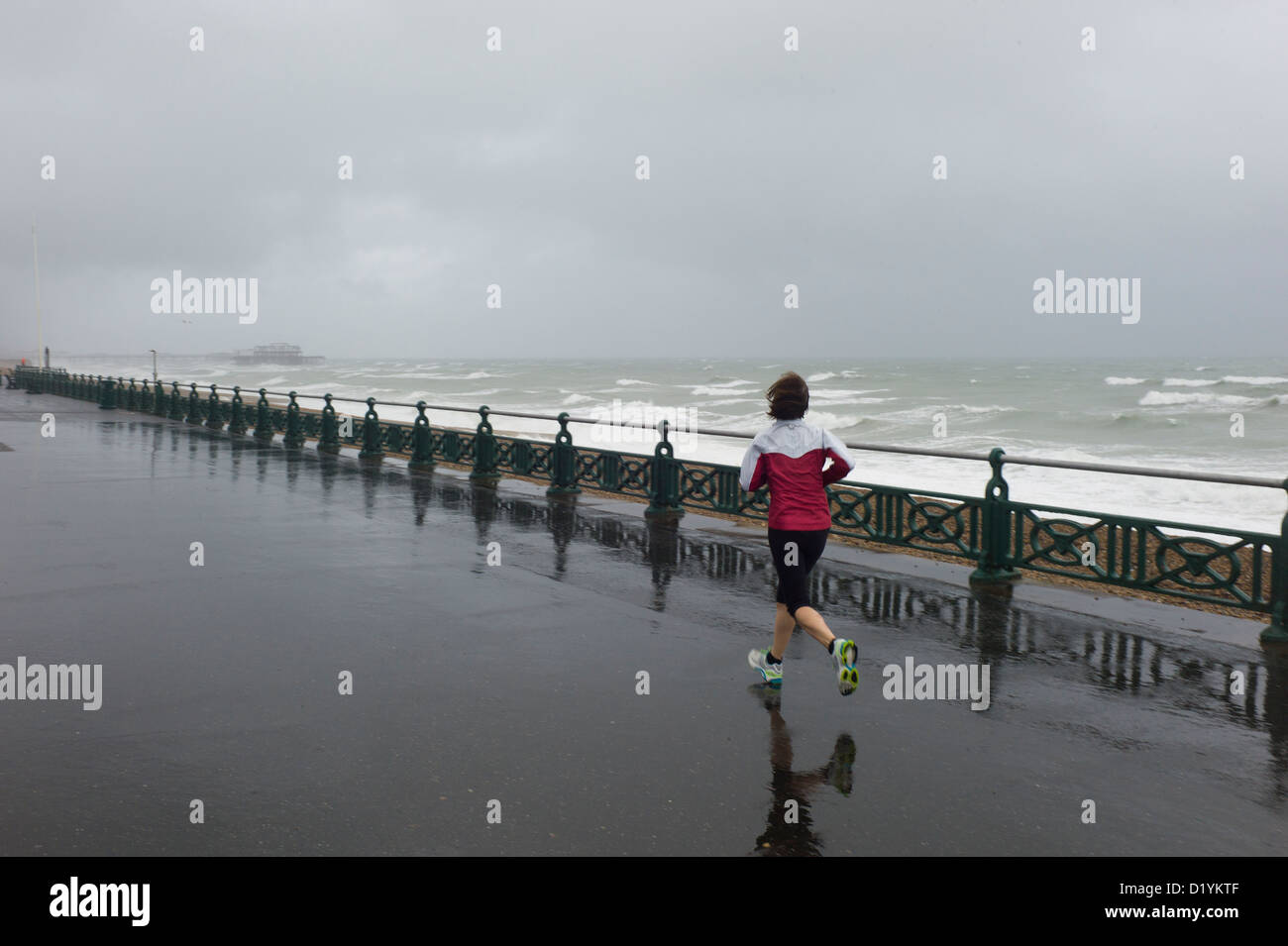 Jogger in Regen und Wind, Brighton seafront Stockfoto