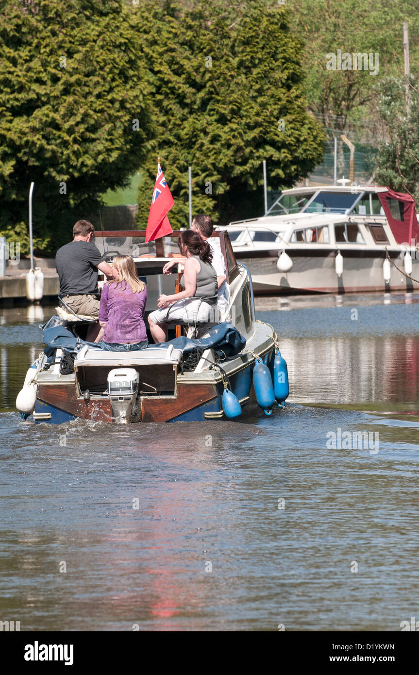 4 Personen auf ein Sportboot hinunter den Fluß Medway, Kent, England UK Stockfoto