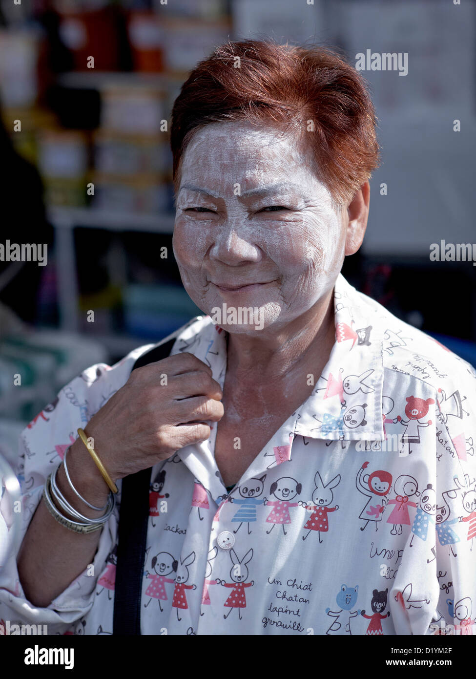 Thai-Frau mit Sonne im Gesicht Puder zu schützen. S. E. Asien Thailand  Stockfotografie - Alamy