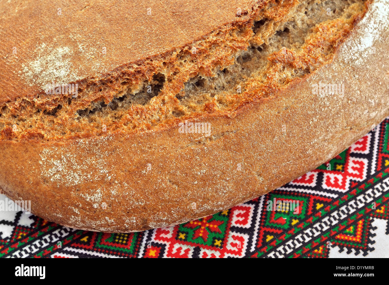 Ukrainische traditionelle Roggenbrot auf ethnische Stickereien Hintergrund Stockfoto