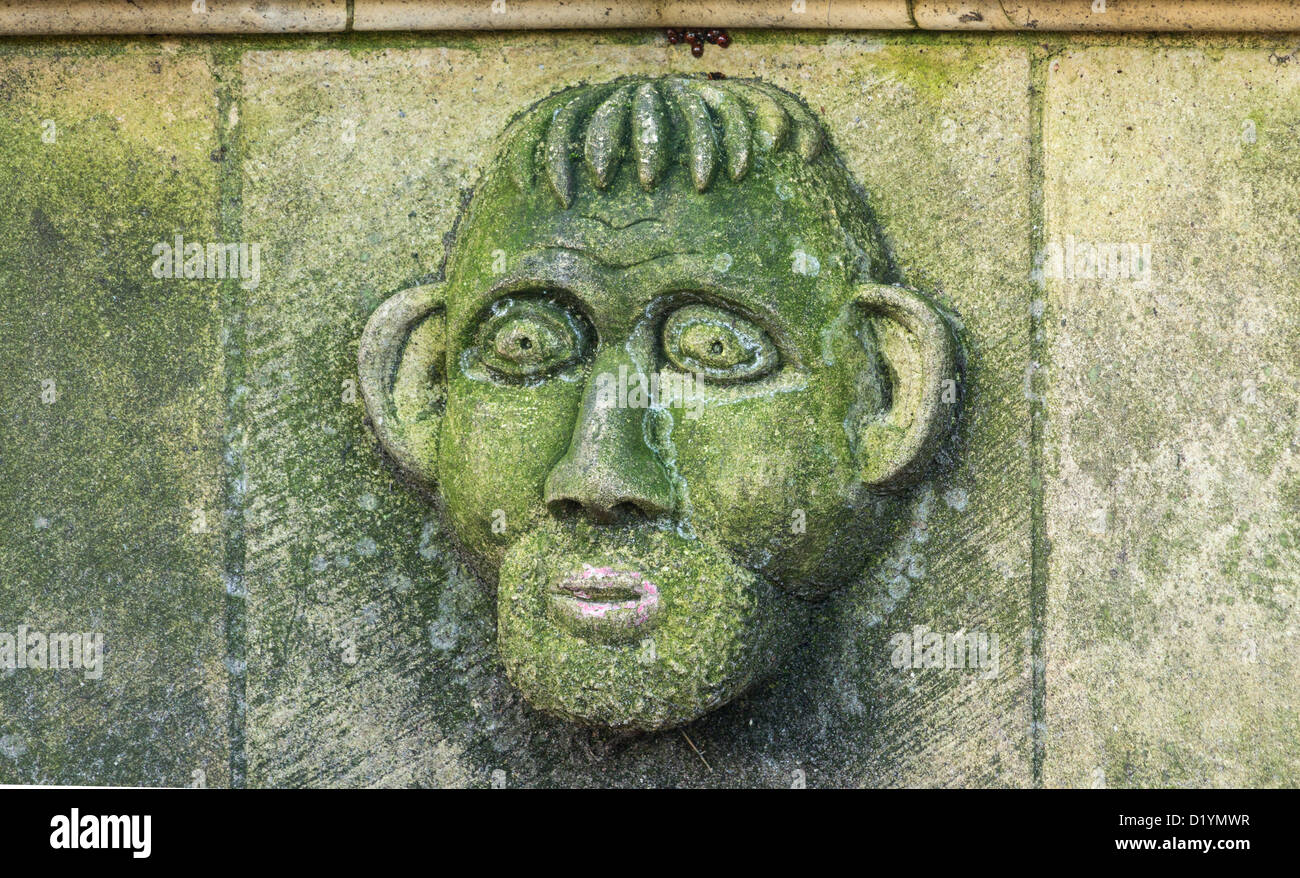 Gargoyle auf Bank im Dekanat Park auf dem Gelände des York Minster Cathedral, York, England, Vereinigtes Königreich Stockfoto