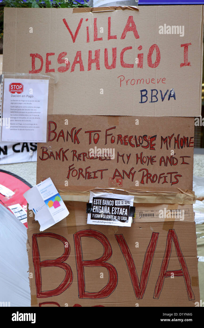 Plakat (Bank Abschottung auf Darlehen) außerhalb der BBVA Bank, Santa Cruz, Teneriffa, Kanarische Inseln zu protestieren. Stockfoto