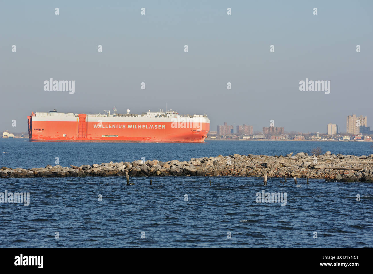 Wallenius Wilhelmsen Schiff ausgelegt für schwere Ladung wie Automobile, Coney Island im New Yorker Hafen untere Bucht verabschiedet. Stockfoto