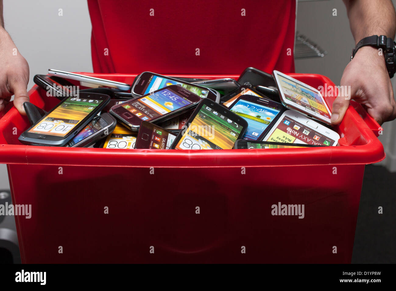 Elektronische Entsorgung - Karton voll mit alten Smart Phones Stockfoto