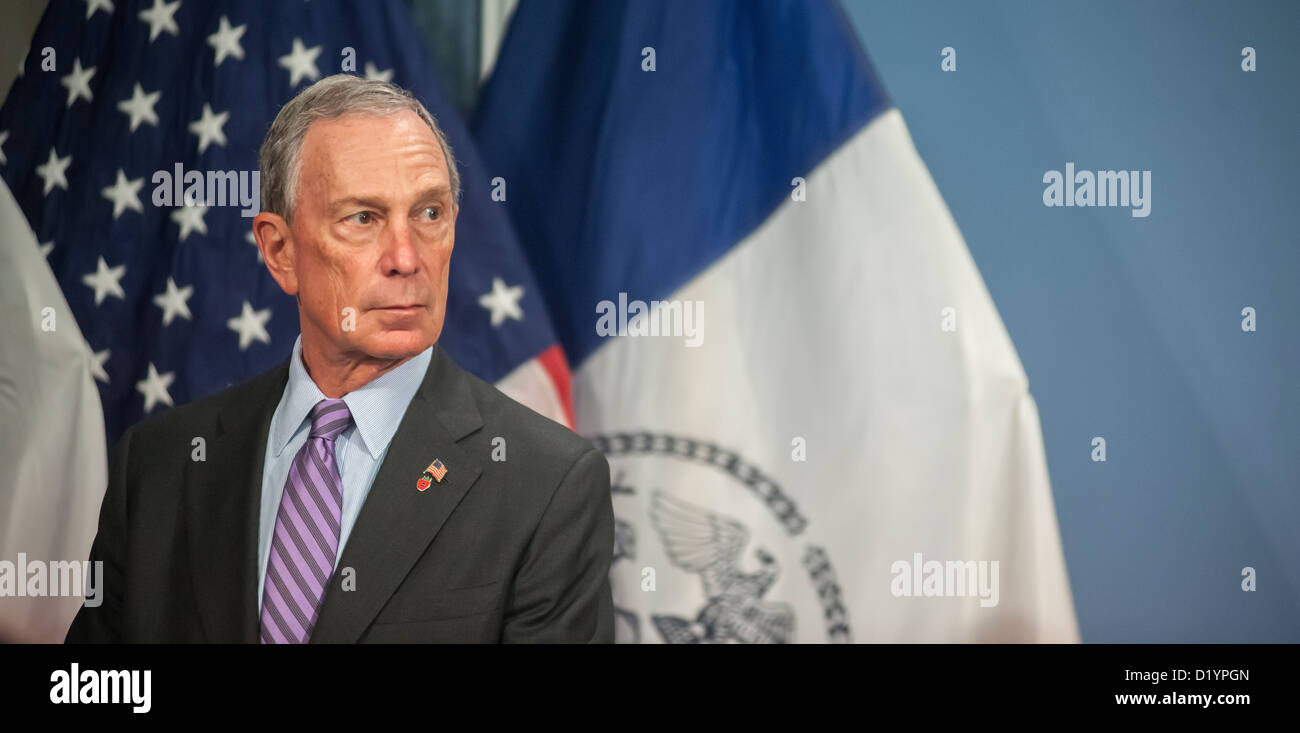Bürgermeister Mike Bloomberg vor einer Rechnung Unterzeichnungszeremonie im blauen Zimmer in City Hall in New York Stockfoto