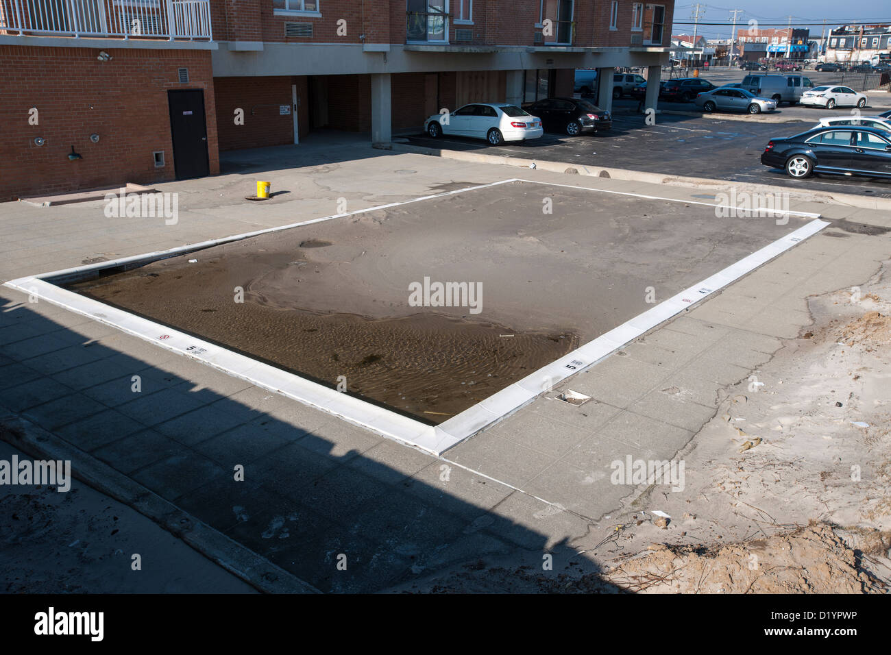 Ein Schwimmbad gefüllt mit Sand aus der Sturmflut des Hurrikans Sandy in Long Beach, Long Island, New York Stockfoto