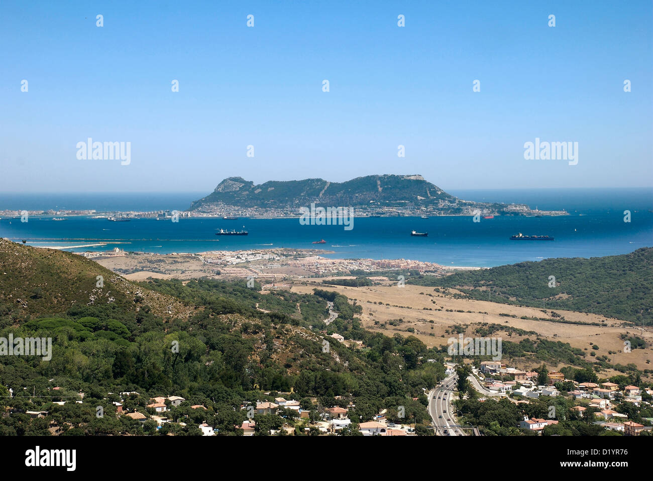 Der Felsen von Gibraltar Spanien mit La Linea, Andalusien, Südspanien zu verbinden. Stockfoto