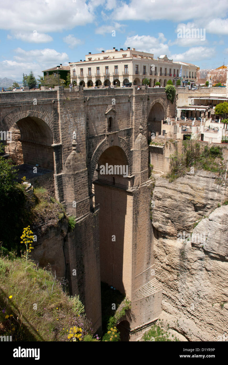 Puente Nuevo Brücke von Ronda, mit Parador-Hotel, Bergdorf, Andalusien, Spanien. Stockfoto