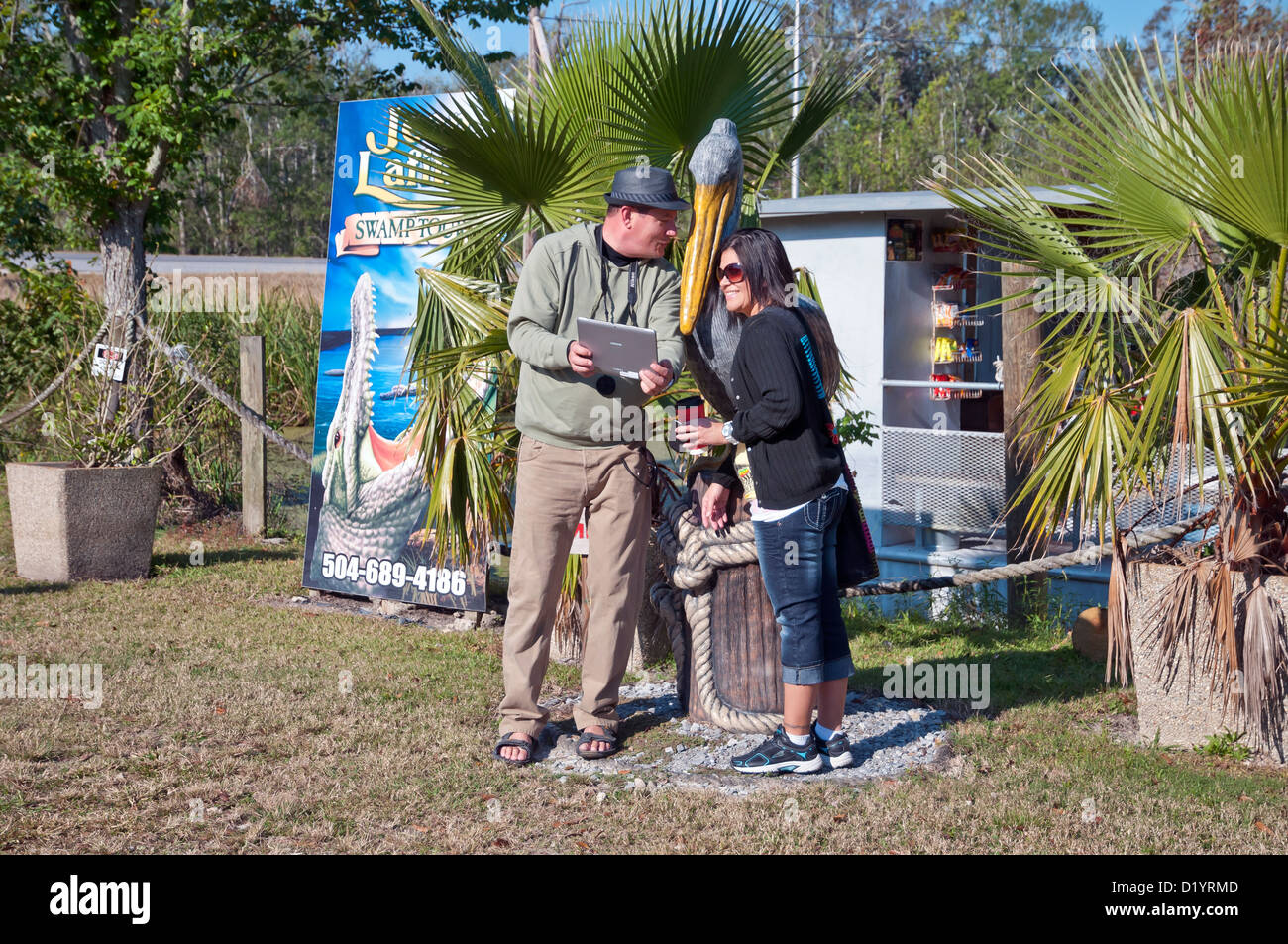 Zwei Touristen sehen Fotos von iPad, Jean Lafitte nationaler historischer Park und Konserve, Louisiana, USA, Nordamerika Stockfoto