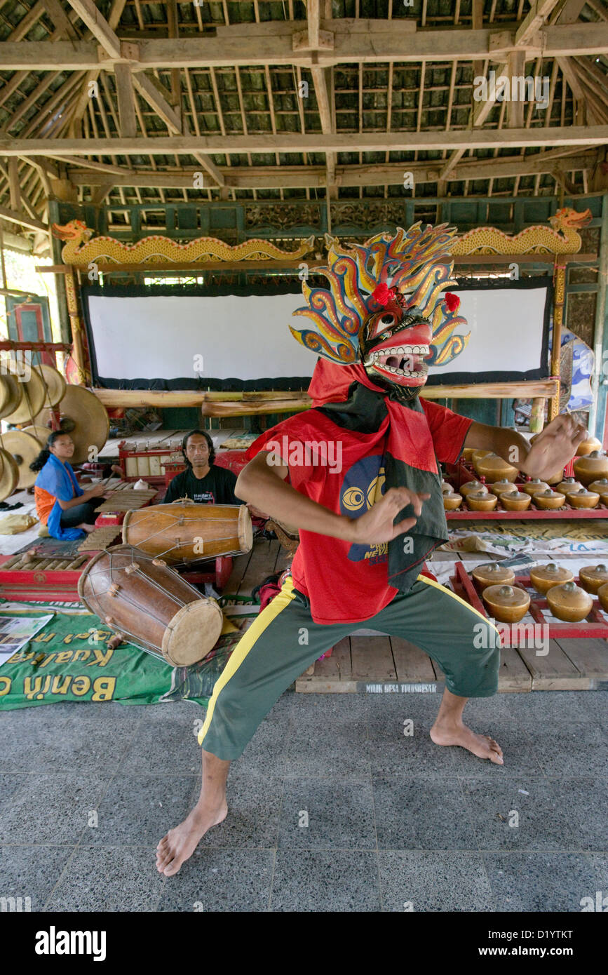 Ein Tanz Student Praktiken für einen traditionellen javanischen Tanz im Padepokan Seni Mangun Dharma Zentrum in Malang, Java, Indonesien Stockfoto