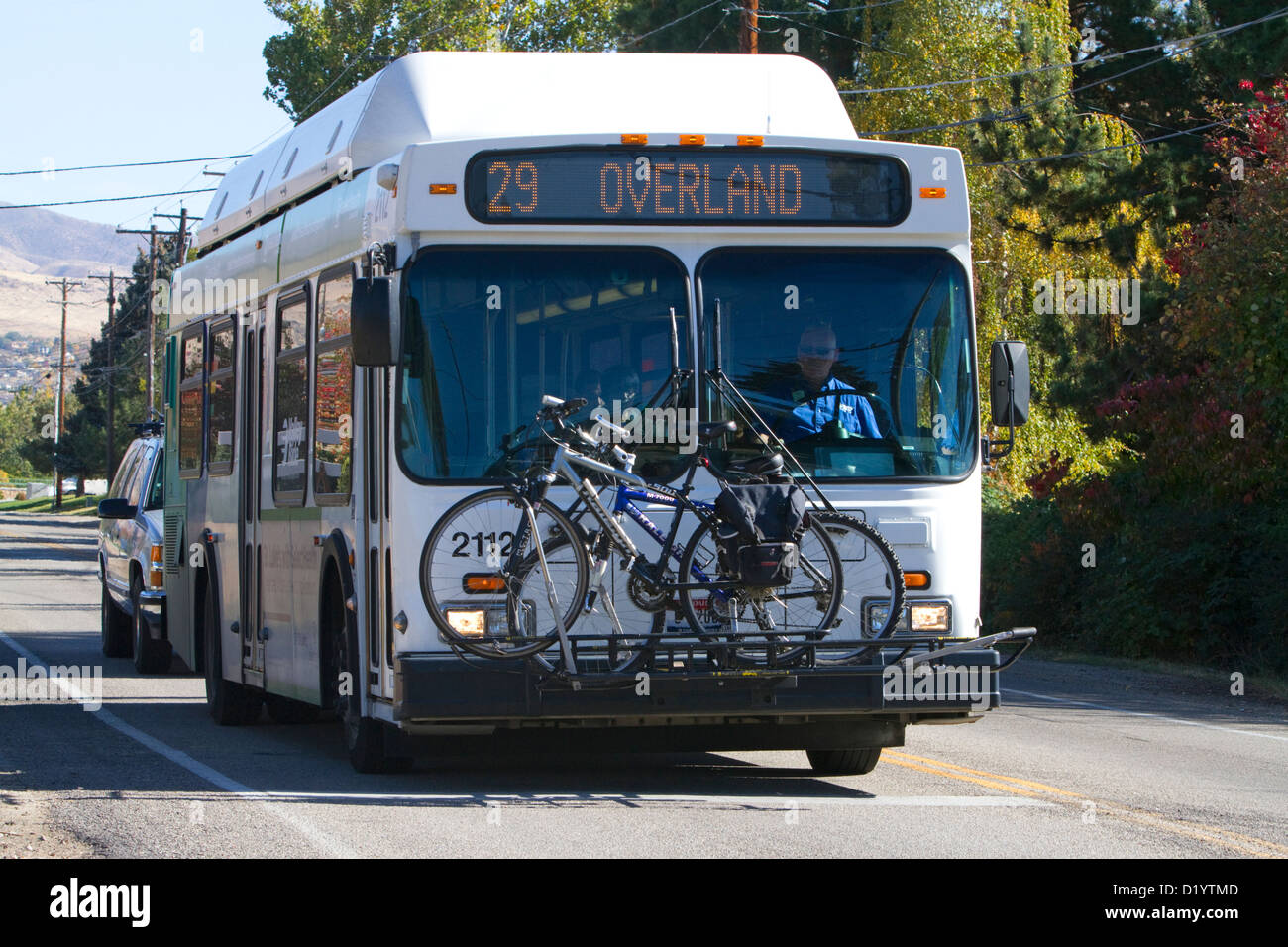 Öffentliche Stadtbus mit vorderen Fahrradständer in Boise, Idaho, USA. Stockfoto