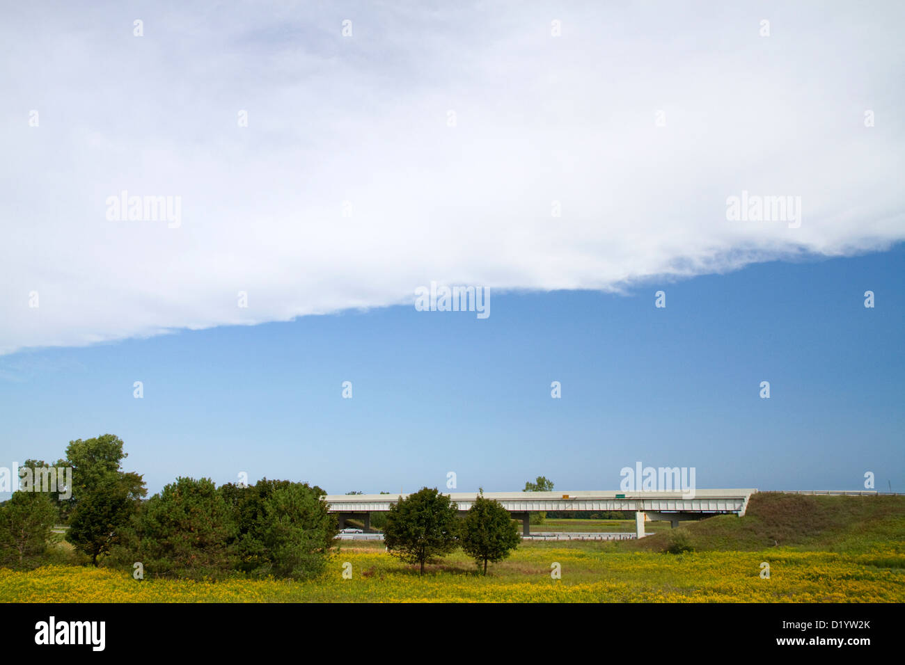 Die Vorderkante des eine Kaltfront nähert sich blauen Himmel in central Michigan, USA. Stockfoto