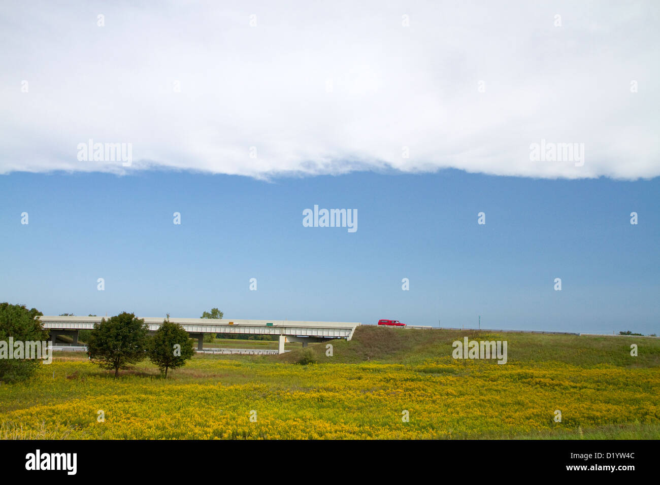 Die Vorderkante des eine Kaltfront nähert sich blauen Himmel in central Michigan, USA. Stockfoto