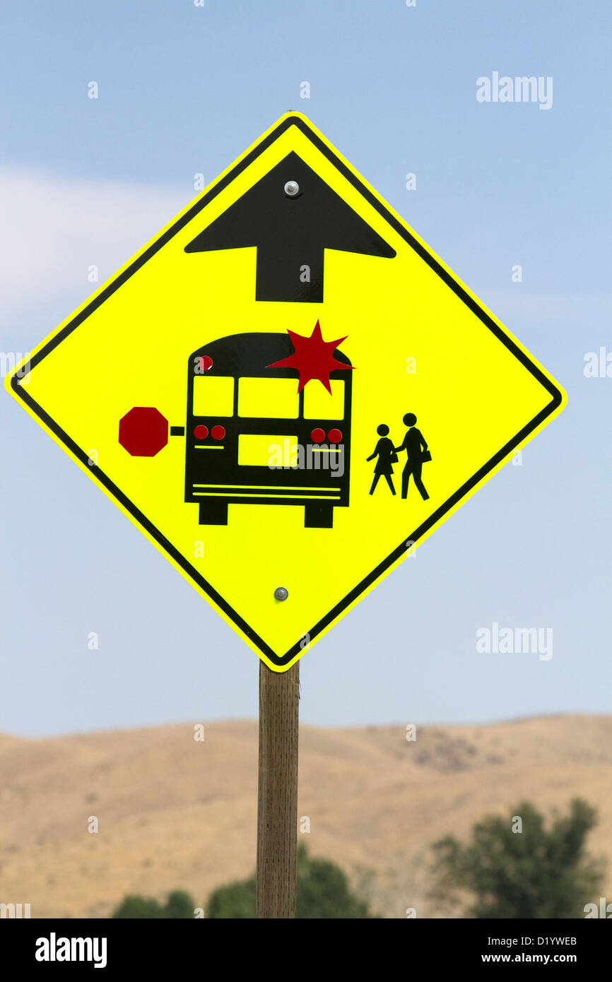 Schulbus Stoppschild Straße entlang Highway 55 in Idaho, USA. Stockfoto