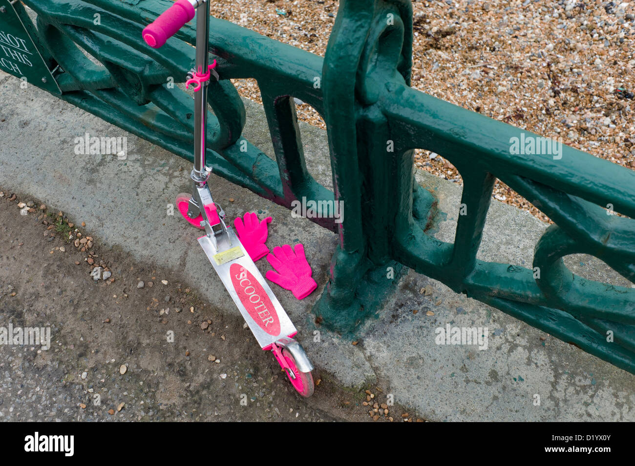 Verlassen des Kindes rosa Motorroller, rosa Handschuhe, direkt am Meer Stockfoto