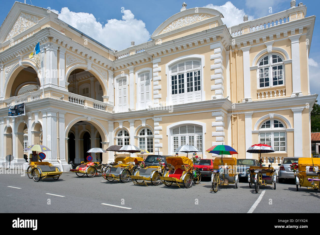 Zyklus-Taxis vor dem Rathaus. Penang (Georgetown). Malaysien Stockfoto
