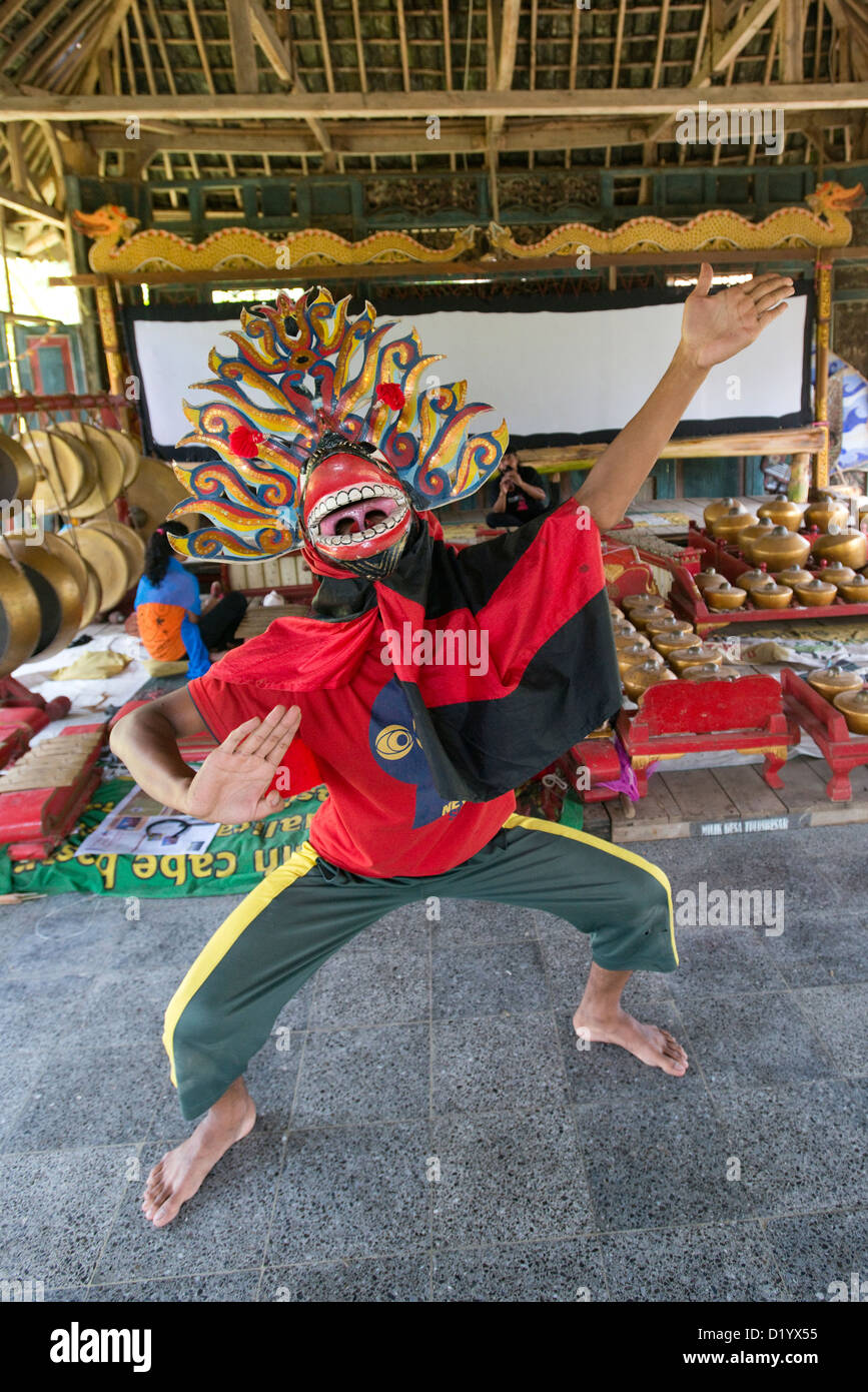 Ein Tanz Student Praktiken für einen traditionellen javanischen Tanz im Padepokan Seni Mangun Dharma Zentrum in Malang, Java, Indonesien Stockfoto