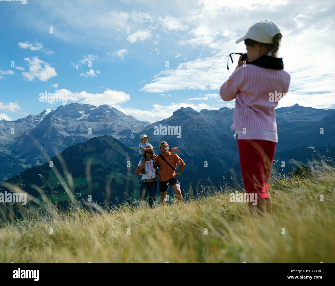 Mädchen fotografieren Familie, Simmental-Tal, Berner Alpen, Kanton Bern, Schweiz Stockfoto
