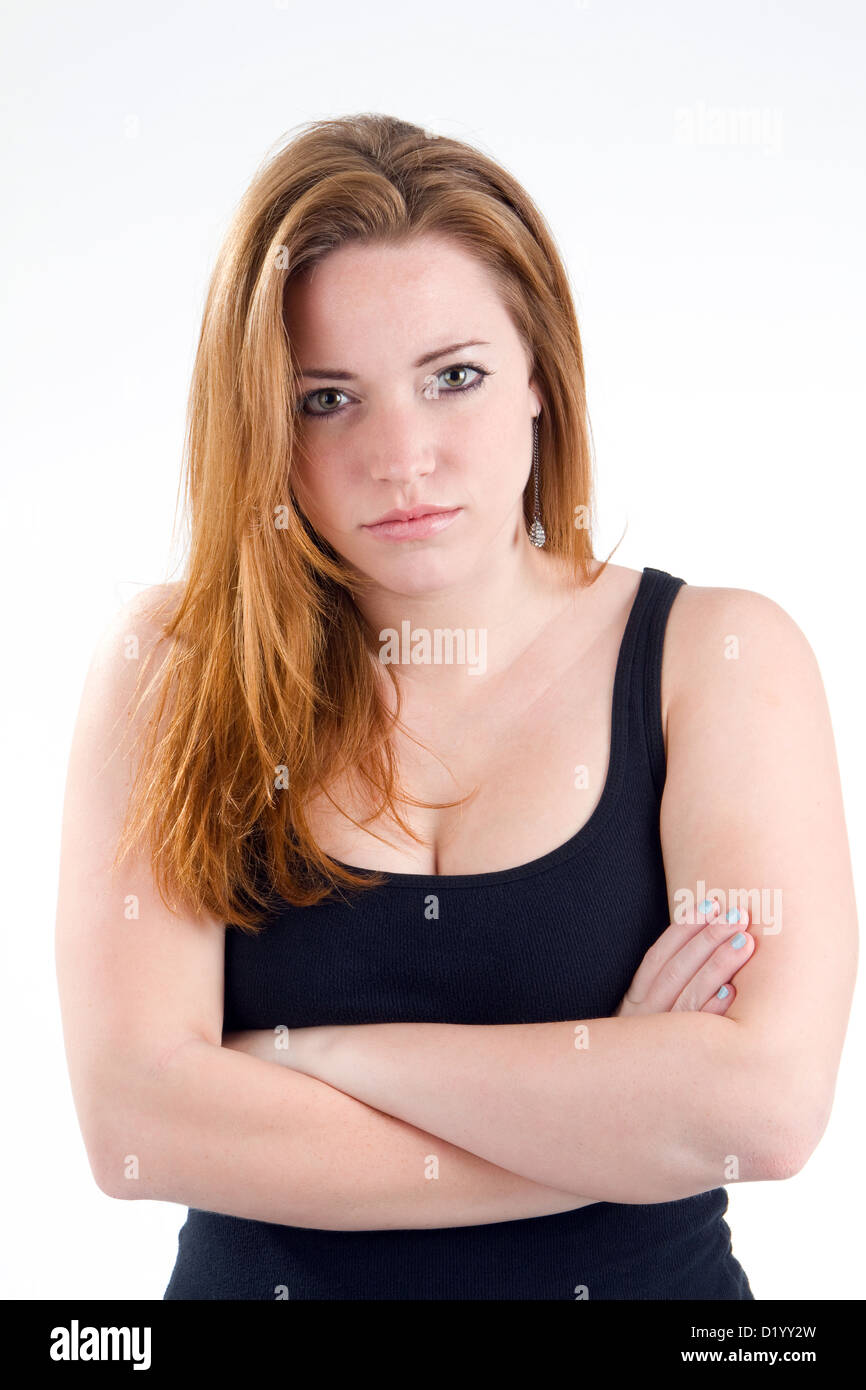 Frau mit ihre Arme verschränkt und ein Heck unangenehme ernste Haltung Blick auf ihrem Gesicht. Stockfoto
