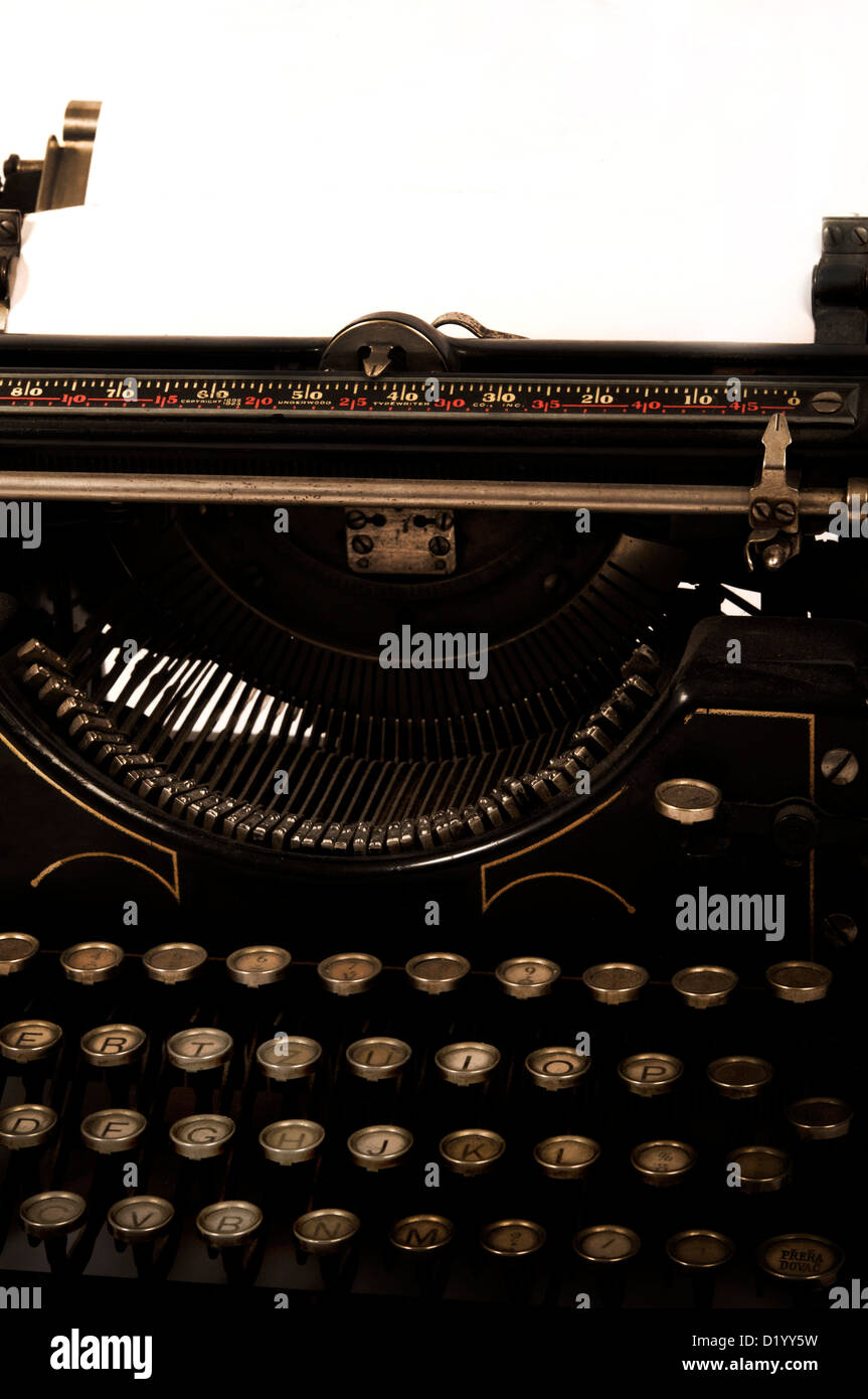 Vintage Schreibmaschine mit leerem Papier drauf Stockfoto