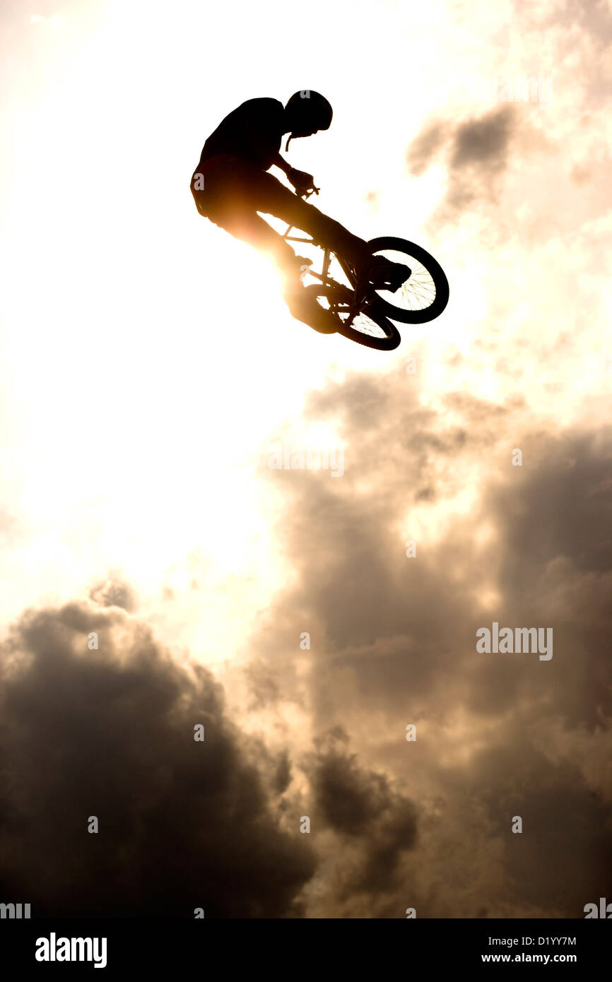 Junger Mann springt mit BMX-Rad über Rampe, München, Bayern, Deutschland Stockfoto