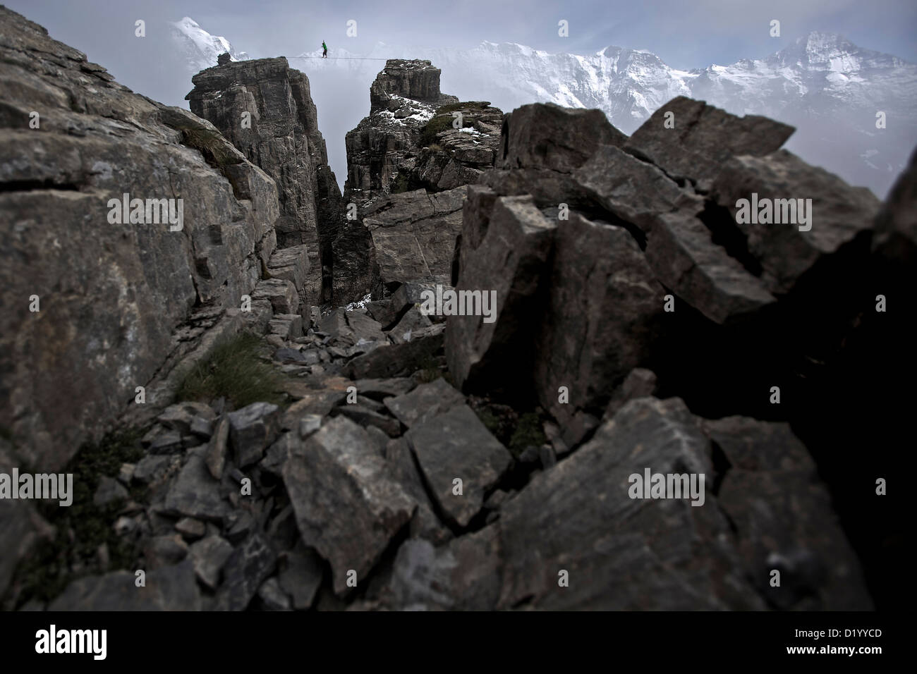 Person zu Fuß eine Highline zwischen zwei Felsen, Schilthorn, Berner Oberland, Kanton Bern, Schweiz Stockfoto