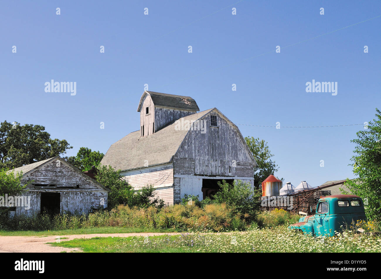 Landwirtschaft verwitterte Scheune und in der Farbe zusammen mit einem verlassenen LKW Illinois Bauernhof Stockfoto