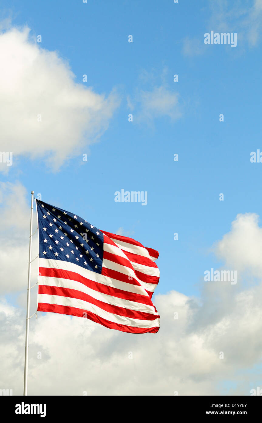 US-Flagge Stars and Stripes entfaltet eine starke Brise rot weiß und blau Stockfoto