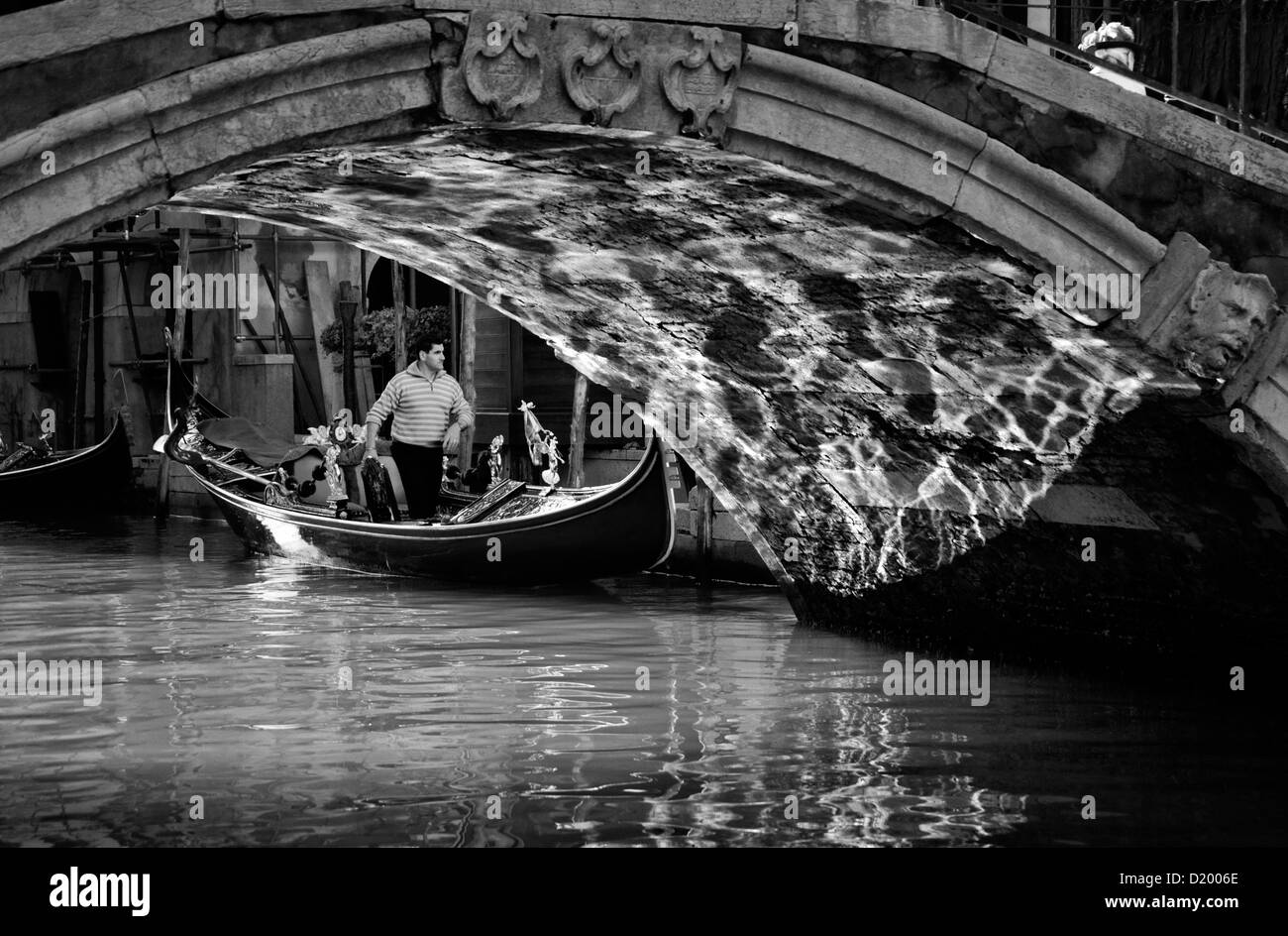 Gondel mit Gondoliere unter der Brücke, Lichtreflexe, Venedig, Italien Stockfoto