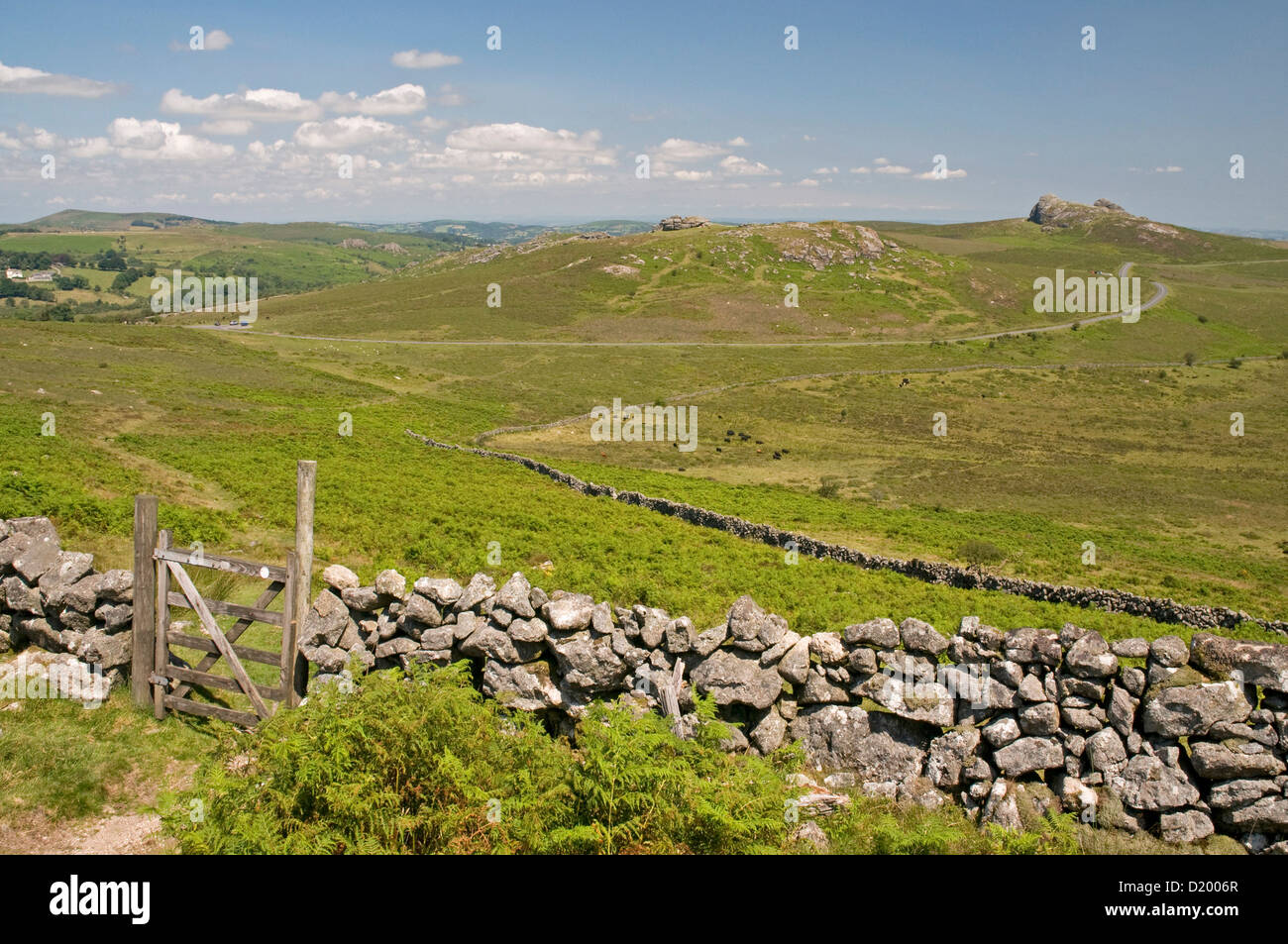 Je attraktiver Dartmoor-Landschaft von den Hängen des Rippon Tor, Blickrichtung Nordosten Sattel Tor und Haytor Stockfoto