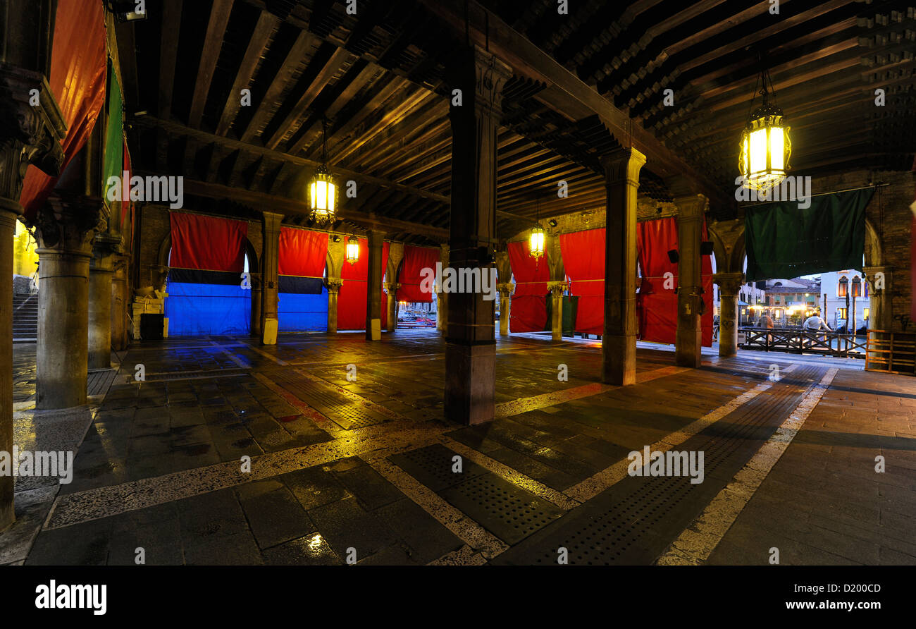 Schwach beleuchteten Halle, Fischmarkt in peaceful, Venedig, Italien Stockfoto