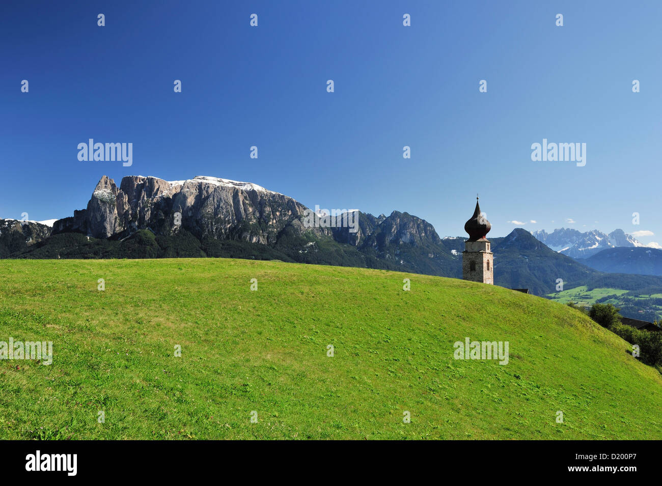 Turm der Kirche mit Klobenstein, Sarntal Alpen, Dolomiten, UNESCO-Weltkulturerbe, Schlern, Südtirol, Italien Stockfoto