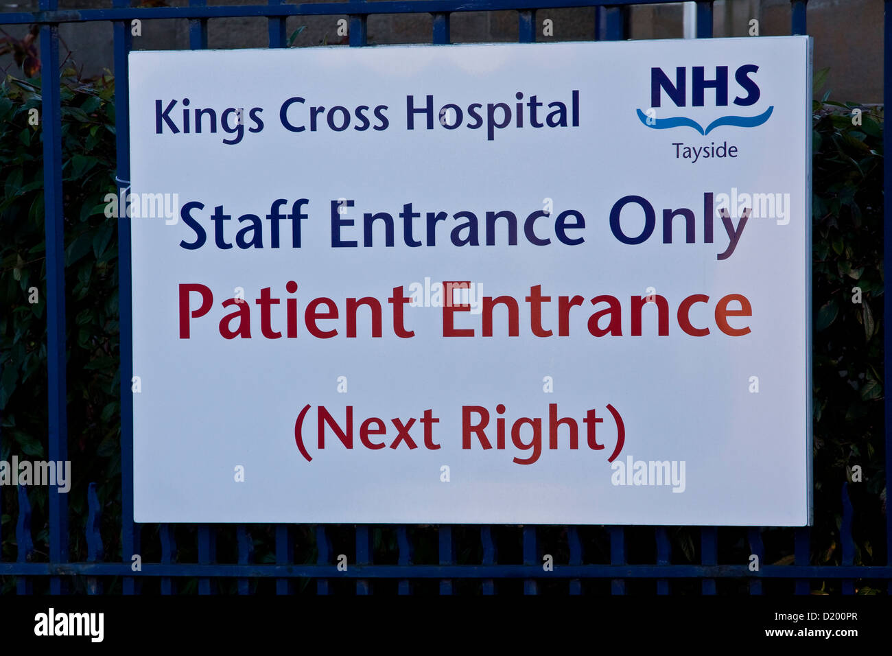 NHS Schwarzes Brett Regie Eingang nur Personal und Patienten nächste rechts an der Kings Cross Hospital Auto Par im Dundee.UK Stockfoto