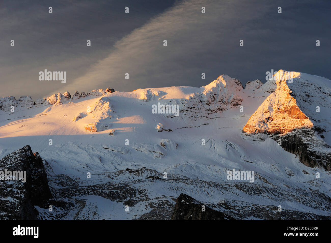 Erstes Licht am Marmolada, Marmolada, Dolomiten, UNESCO-Weltkulturerbe, Südtirol, Italien Stockfoto