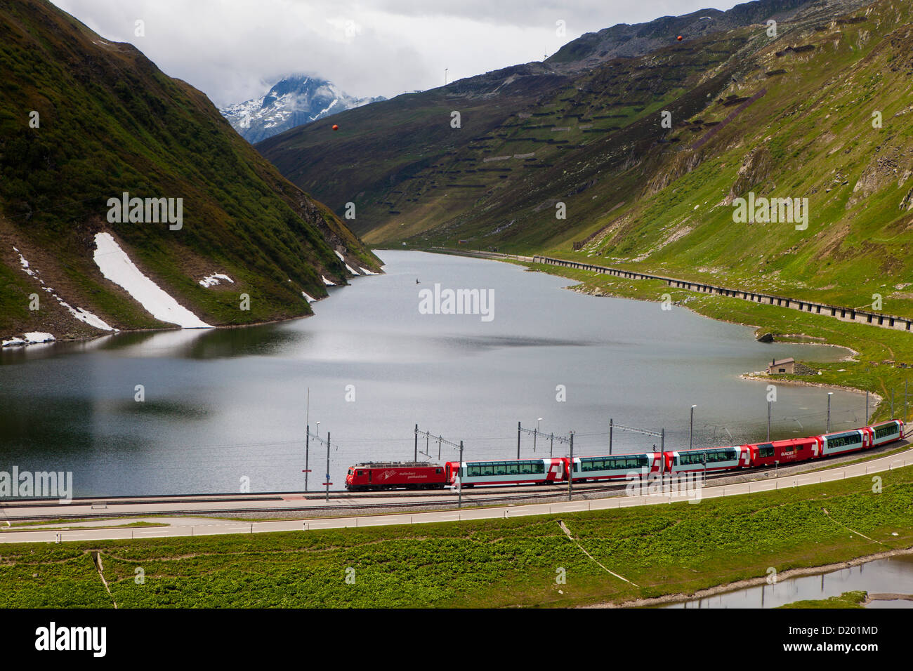 Glacier Express am Oberalppass, Oberalp, Kanton Uri und Graubündens, Schweiz Stockfoto