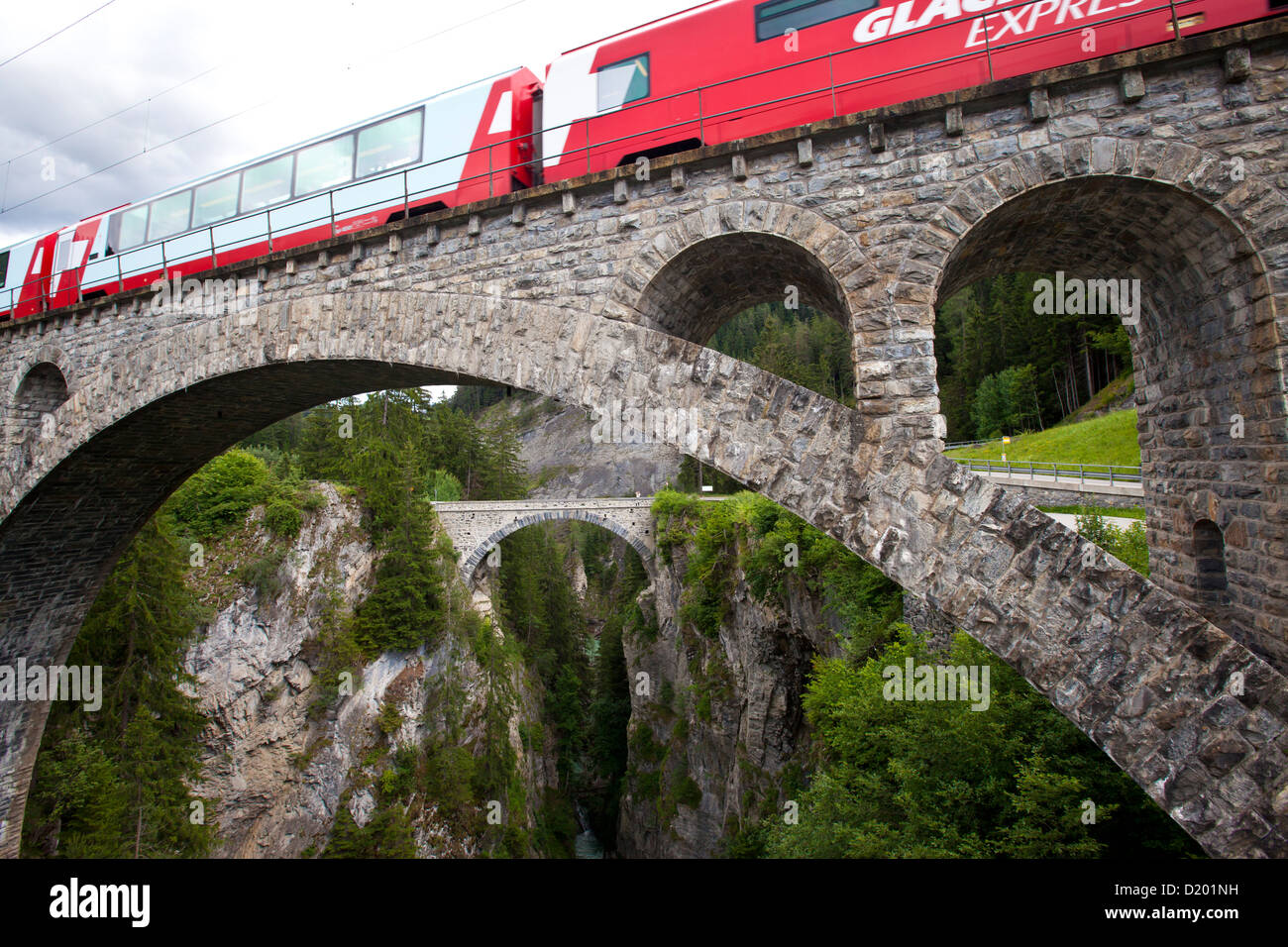 Zug, Glacier Express, der Solis-Brücke über Schyn-Schlucht, Symbole, Schweiz Stockfoto