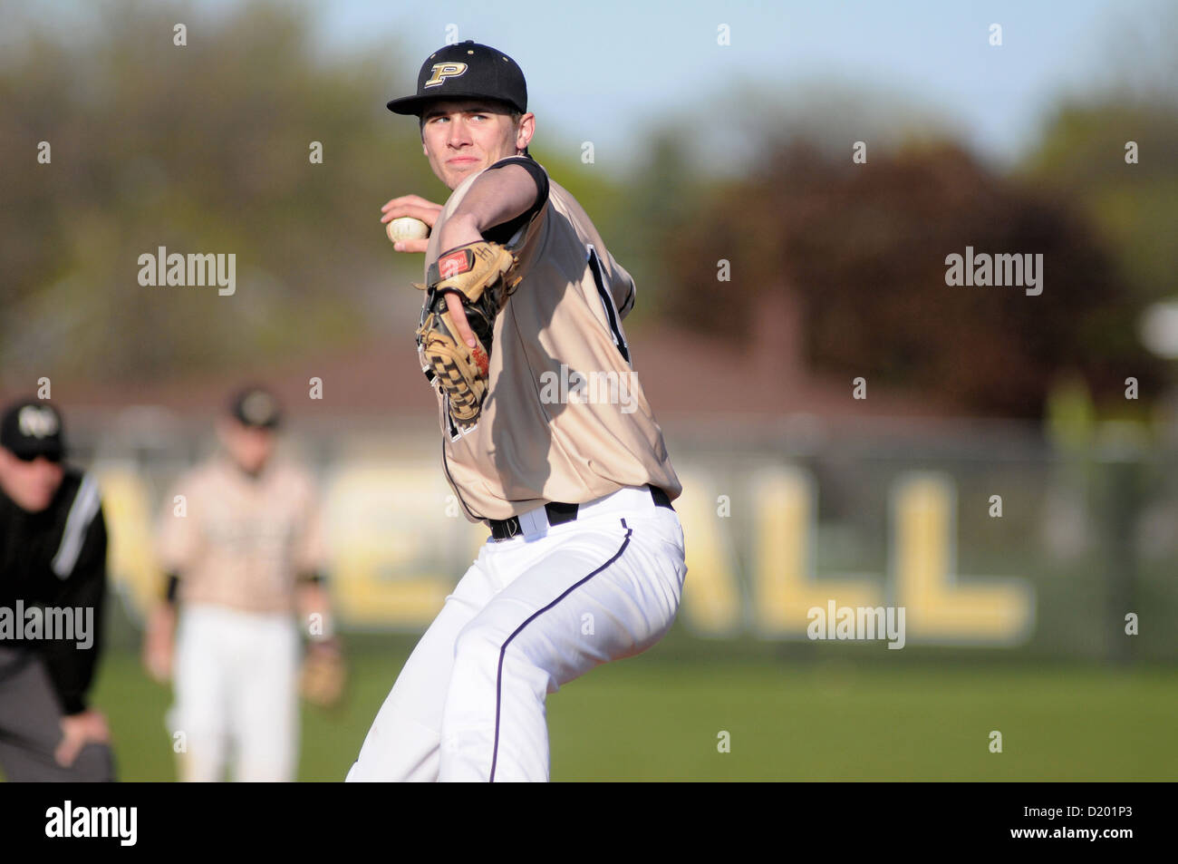 Baseball-Pitcher wirft Ball in einem Highschool-Spiel. Stockfoto