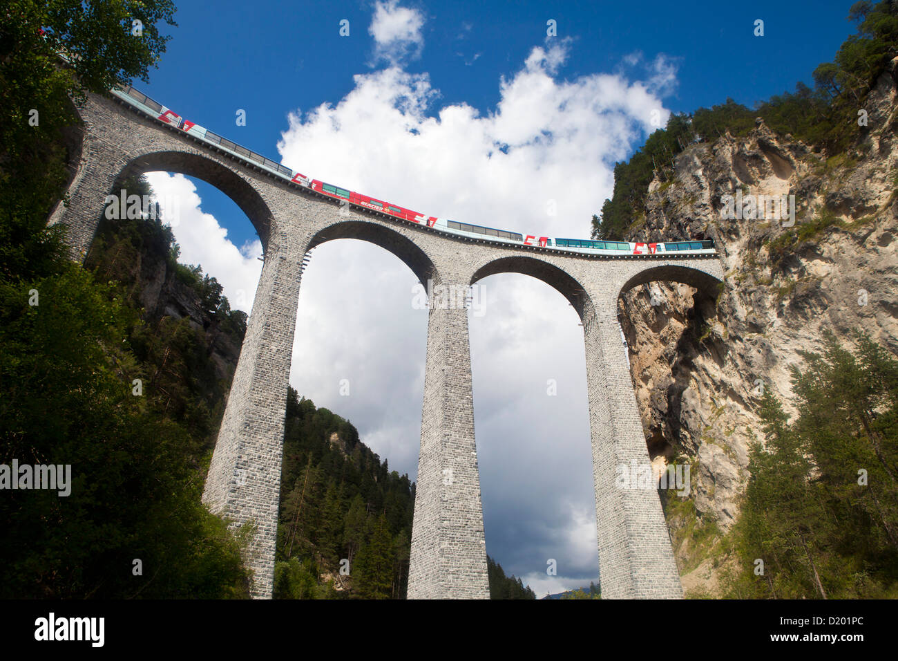 Zug, Glacier Express, überqueren das Landwasser Viadukt bei Filisur, Graubündens, der Schweiz Stockfoto
