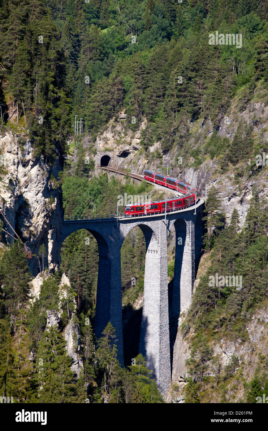 Glacier Express, überqueren das Landwasser Viadukt bei Filisur, Graubündens, der Schweiz Stockfoto
