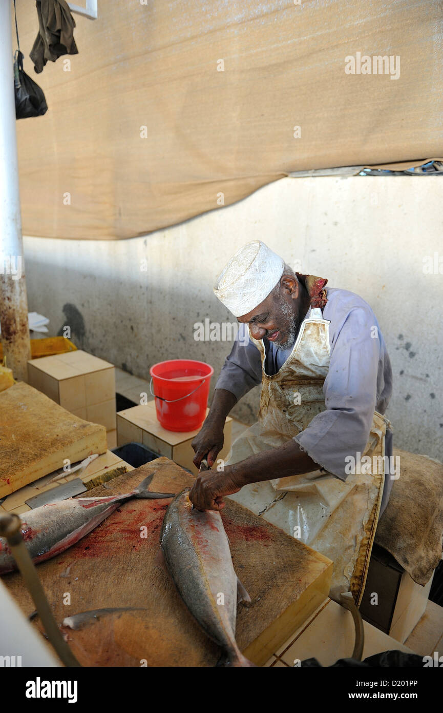 Menschen aus dem indischen Subkontinent machen die schmutzige Jobs in Fisch Markt Maskat; Oman. Stockfoto