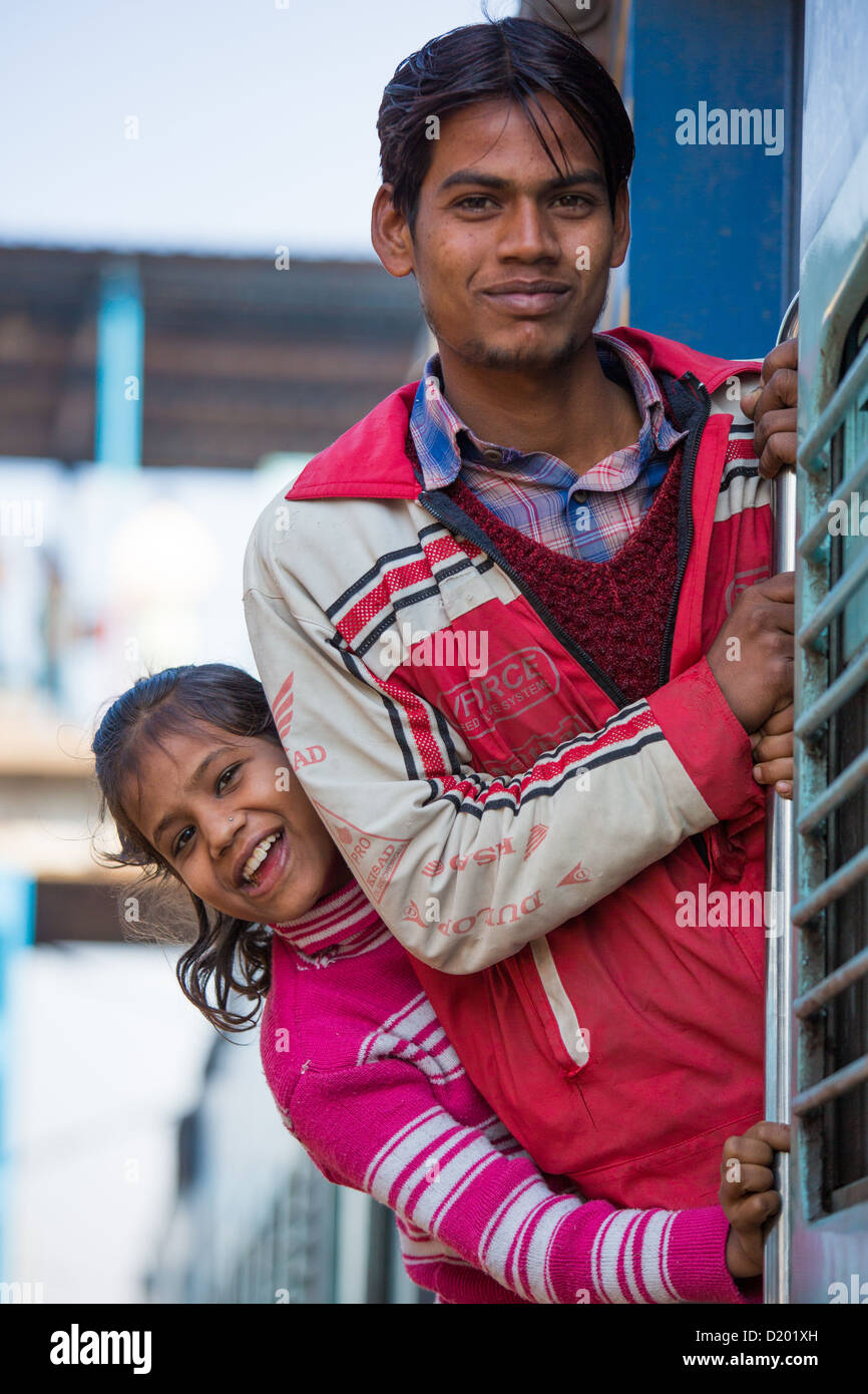 Bruder und Schwester in einem Zug in den Bahnhof New Delhi, New Delhi, Indien Stockfoto