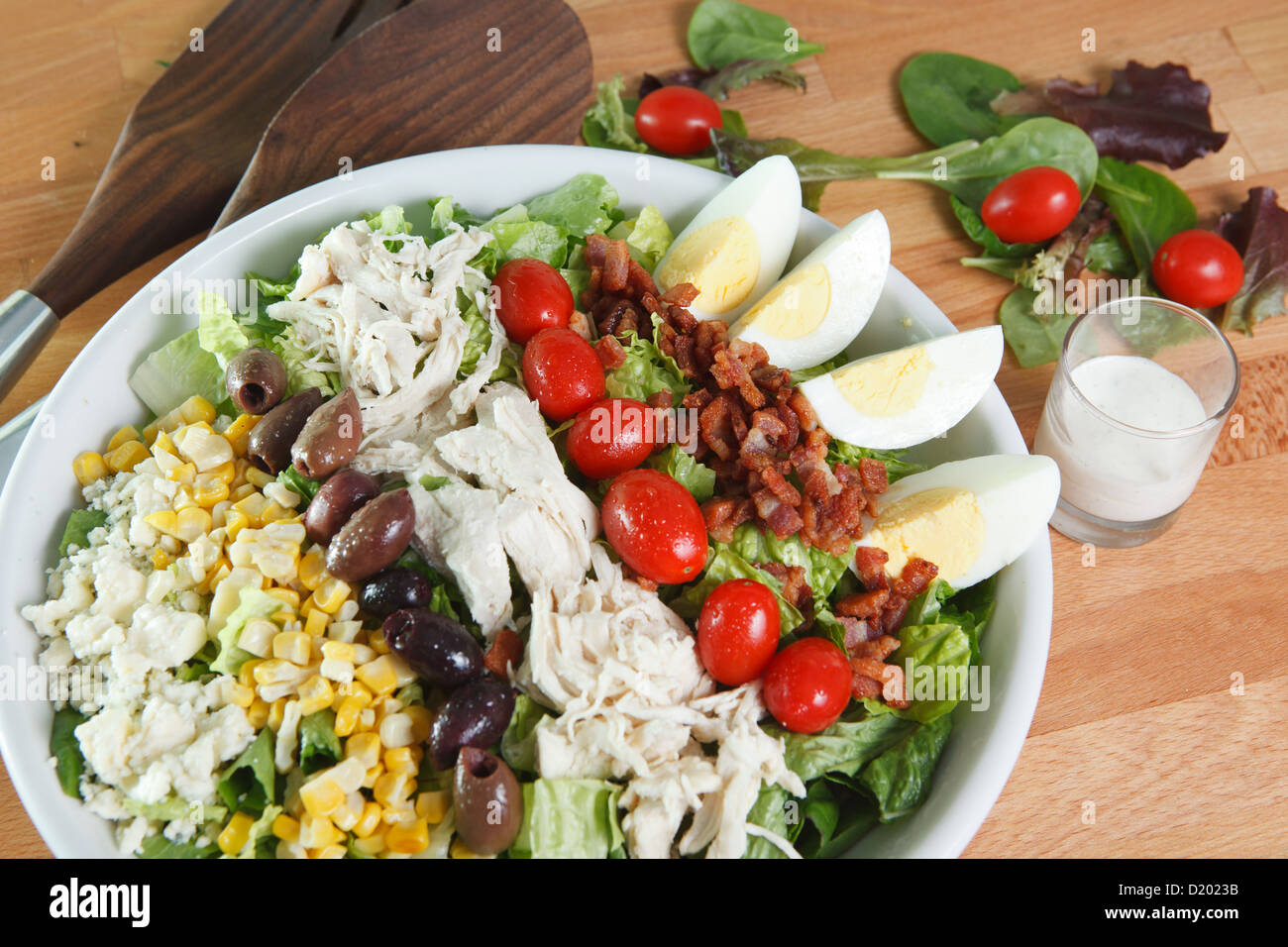 Entree Größe Cobb Salat mit Speck, Huhn, Oliven, Trauben, Tomaten ...