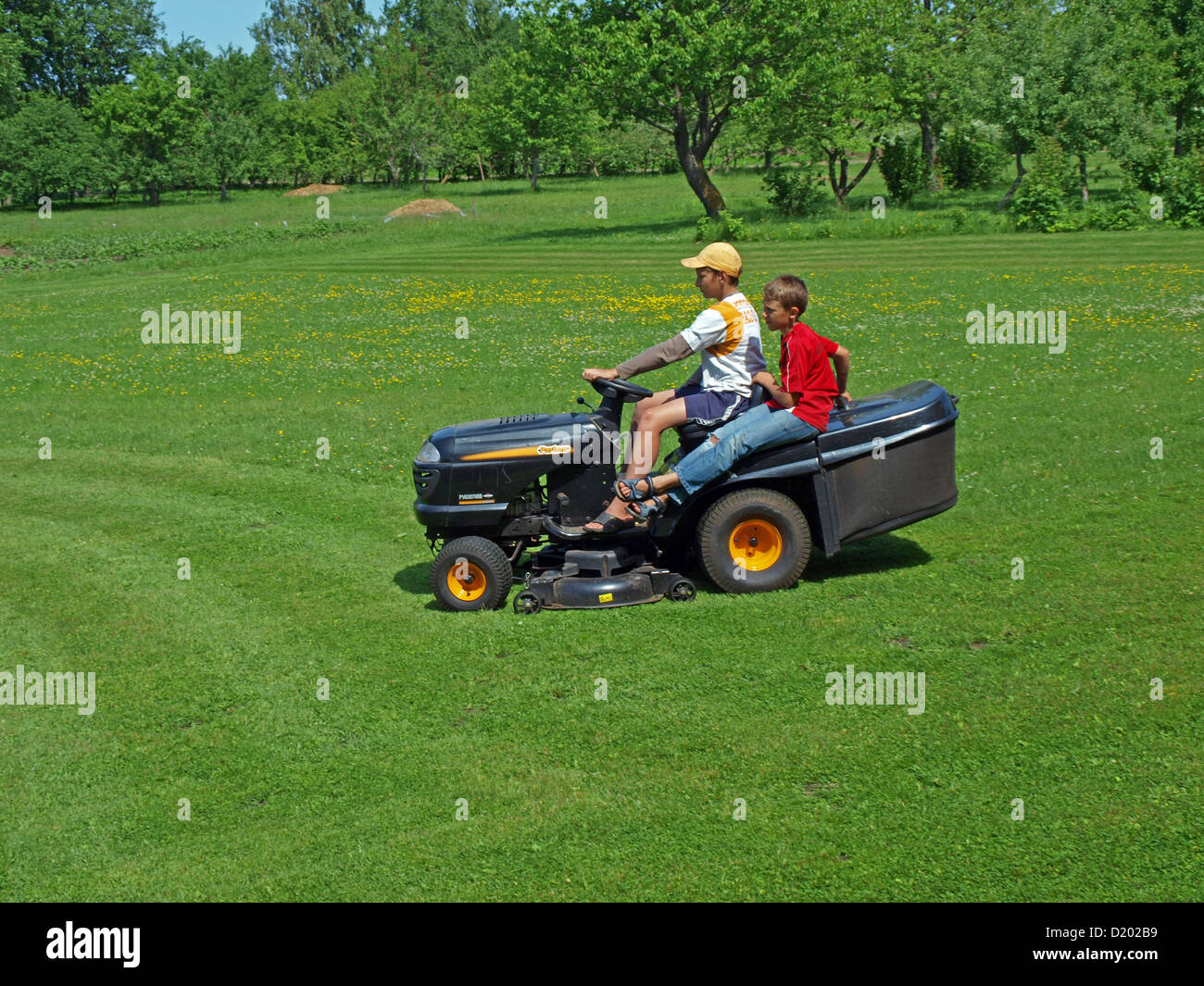 Zwei Land jungen Rasen zu mähen, mit kleinen Garten Traktor auf Feld  Stockfotografie - Alamy