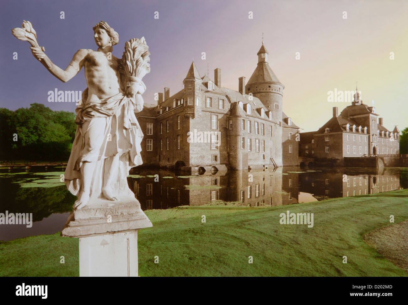 Statue vor Anholt Wasserburg, zurück, Münsterland, Nordrhein-Westfalen, Deutschland, Europa Stockfoto