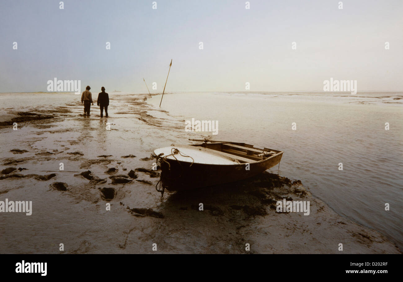 Zwei Männer mit einem Ruderboot in einem Priel, Ost-friesischen Wattenmeer, Ostfriesland, Nordsee, Niedersachsen, Deutschland, Europa Stockfoto